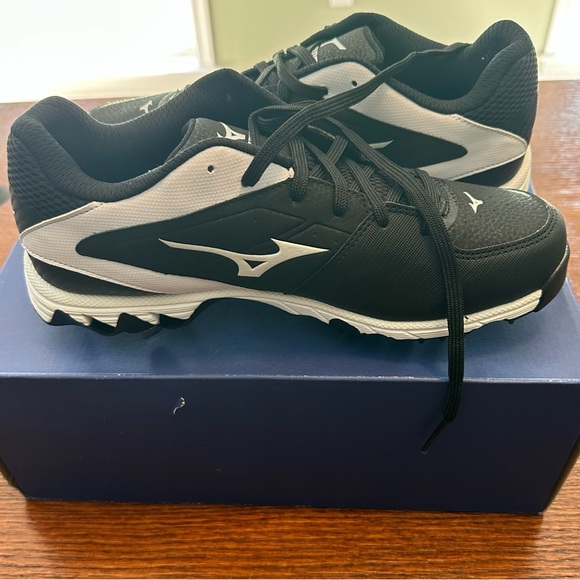 Mizuno Women’s Metal Softball Cleats - Picture 5 of 6